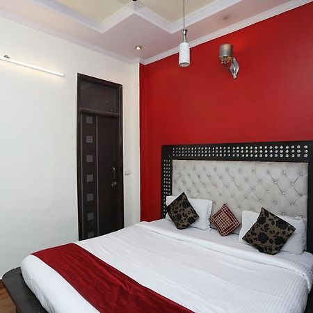 Oyo Stay The Castle Near M2K Cinemas Rohini Neu-Delhi Exterior foto