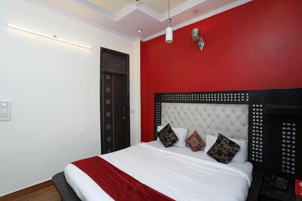 Oyo Stay The Castle Near M2K Cinemas Rohini Neu-Delhi Exterior foto
